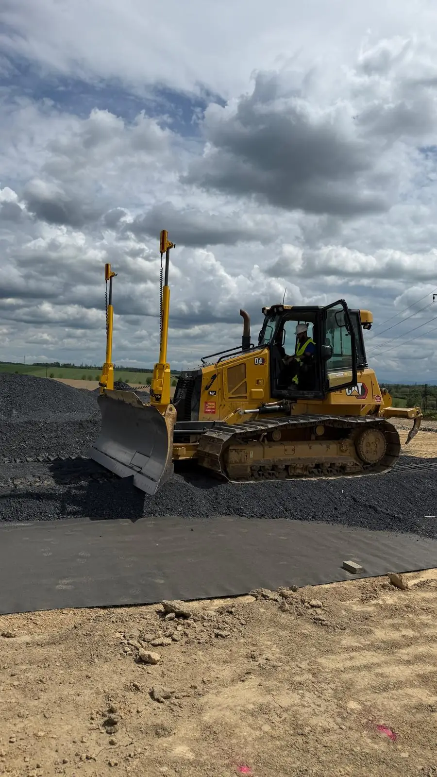 Dozer CAT D4 s GPS nivelací na sanované pláni hasičské stanice ve Vítkově
