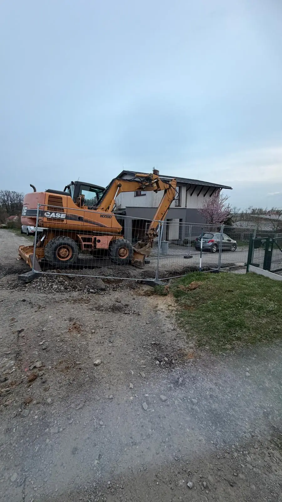 Kolové rypadlo CASE WX150 při výkopu kanalizační rýhy v obci Bravantice