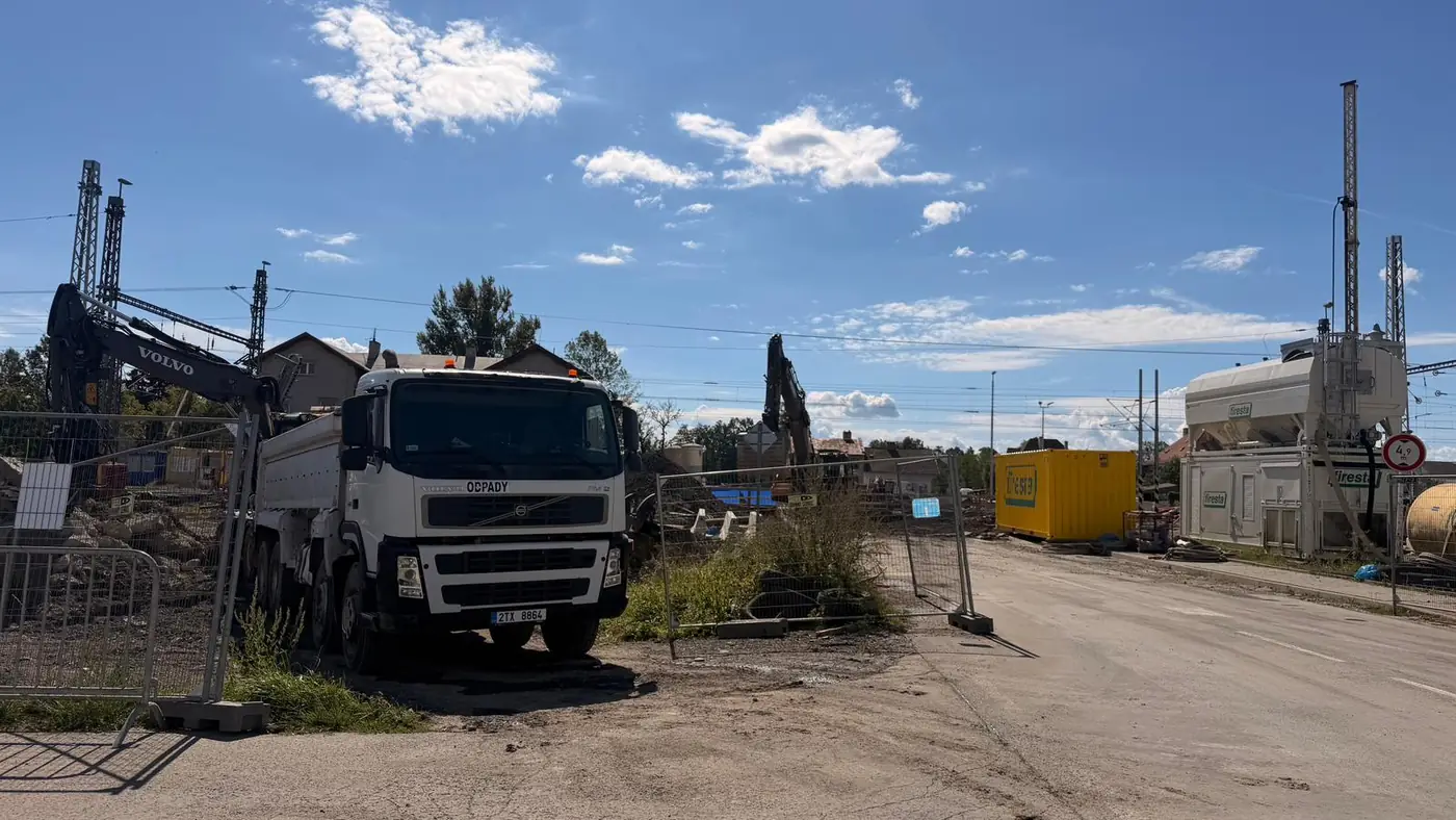 Sklápěč Volvo a rypadlo na staveništi podjezdu ve Studénce